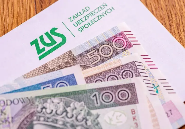 Koperta ZUS z polskimi banknotami 100 i 500 zł.