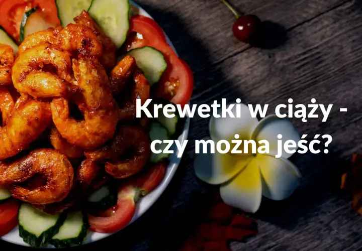 Krewetki w ciąży - czy można jeść? Talerz z krewetkami, pomidorami i ogórkiem.