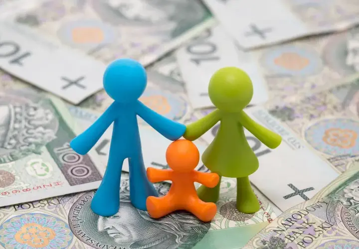 Figurki rodziny na tle polskich banknotów. Zastanawiasz się, ile wynosi rodzinne wsparcie finansowe?