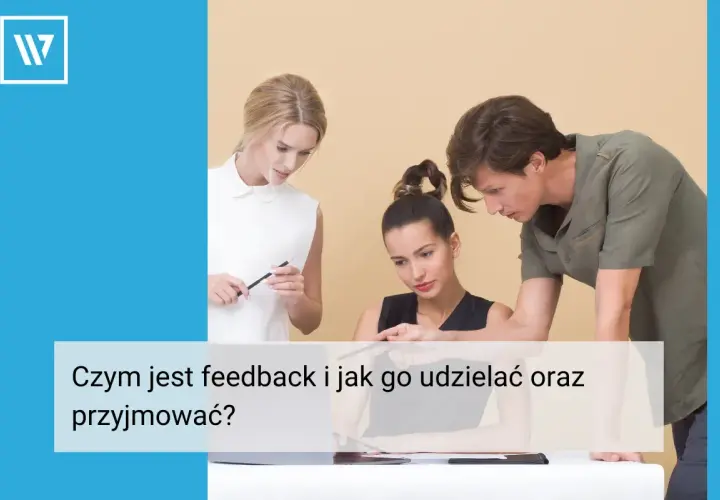 Trzy osoby dyskutują nad dokumentami. Dowiedz się, czym jest feedback i jak go udzielać oraz przyjmować.