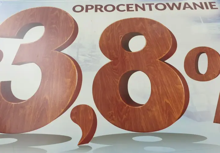 Oprocentowanie od 3,8% na lokacie. Drewniane cyfry i znak procentu.