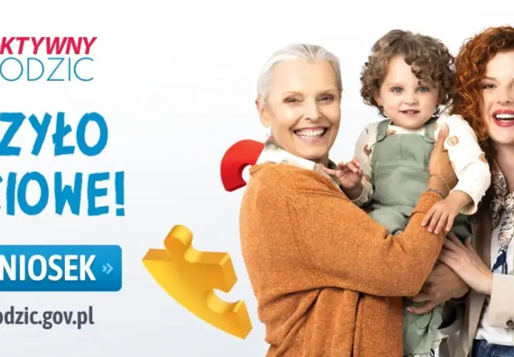 Ruszyło babciowe! Złóż wniosek na aktywyjrodzic.gov.pl. Uśmiechnięta rodzina z dzieckiem i puzzle.