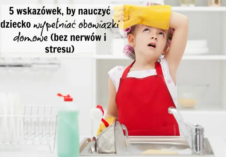 Zmęczona dziewczynka w fartuszku i rękawiczkach, z wałkami na włosach, z trudem wykonuje obowiązki domowe przy zlewie.