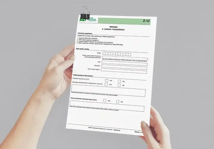 Dłonie trzymają wniosek Z-12 o zasiłek pogrzebowy.