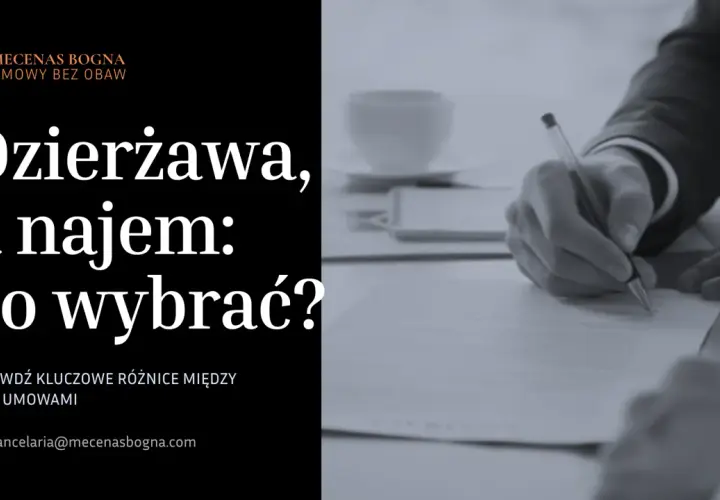 Dłoń w garniturze pisze piórem na dokumencie, obok filiżanka kawy.