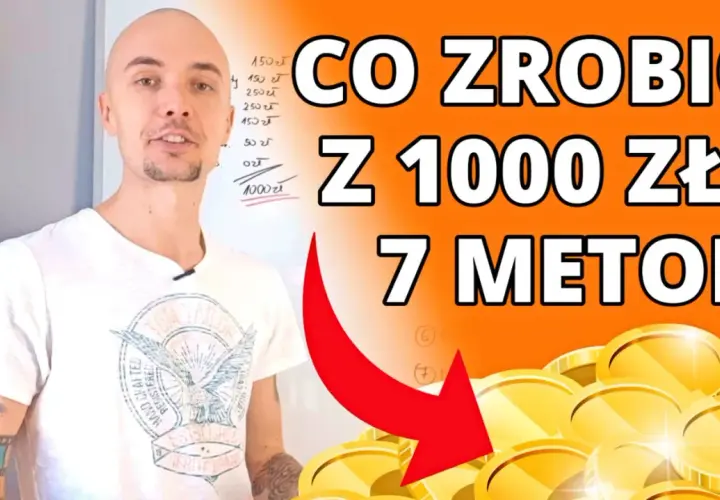 Mężczyzna w białej koszulce, tablica z napisem "CO ZROBIĆ Z 1000 ZŁ? 7 METOD" i stos złotych monet.