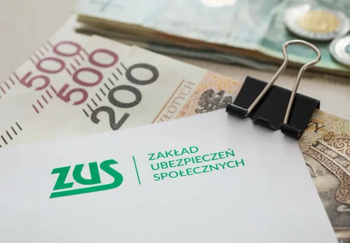 ZUS, polskie banknoty i monety, spinacz biurowy.