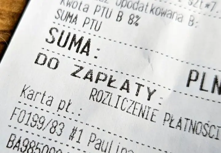 Zbliżenie na fragment paragonu fiskalnego z napisem "SUMA" i "DO ZAPŁATY".