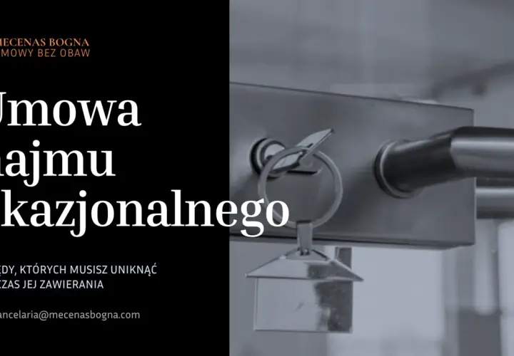 Klucz z breloczkiem w kształcie domu włożony do zamka drzwi.