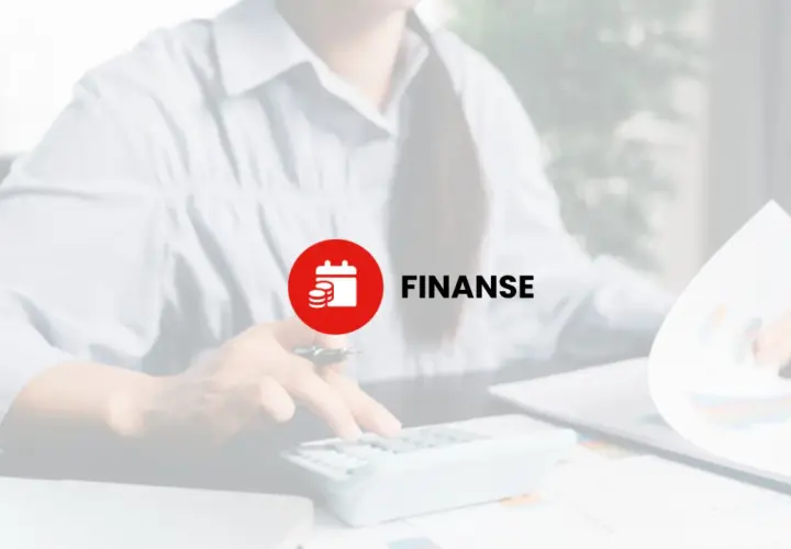 Osoba liczy na kalkulatorze, obok czerwone koło z ikoną kalendarza i monet oraz napis "FINANSE".