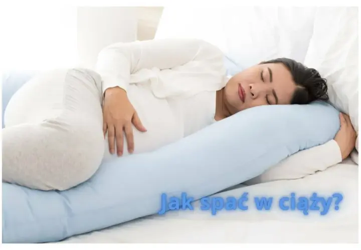 Kobieta w ciąży śpi na boku z poduszką ciążową.