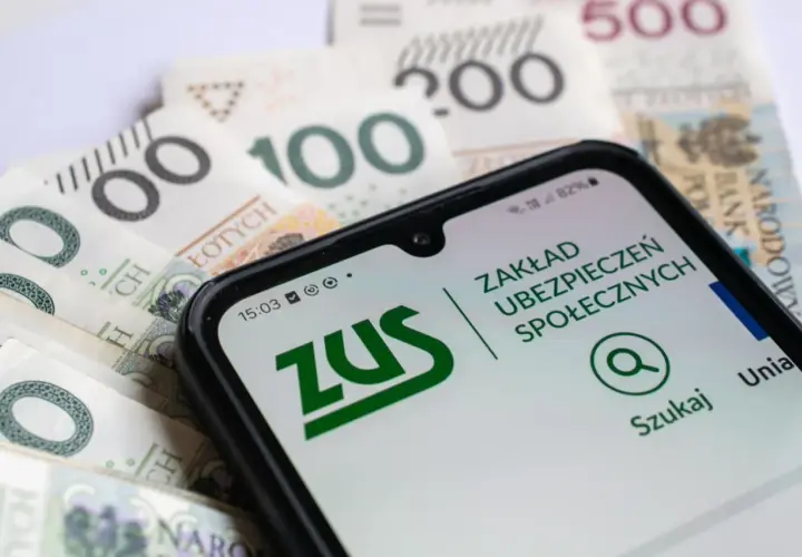 Telefon z aplikacją ZUS na tle polskich banknotów.