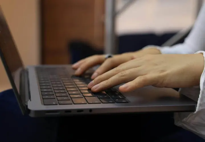 Dłonie piszą na klawiaturze laptopa. Z-15 to model, który ułatwia pracę.