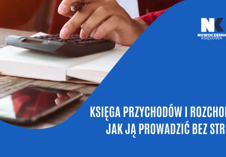 Dłoń z długopisem nad kalkulatorem i otwartą księgą.