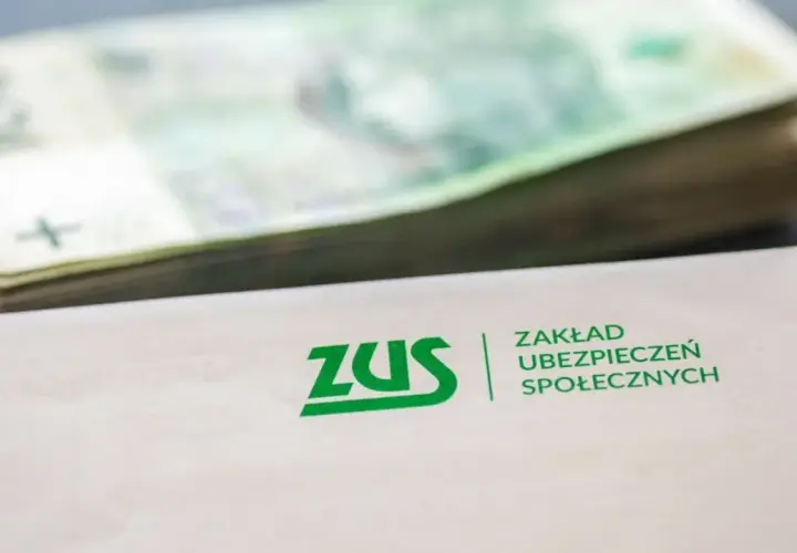 ZUS i stos banknotów. Dokumenty ZUS mogą oznaczać nadzieję na rentę po zmarłym ojcu.