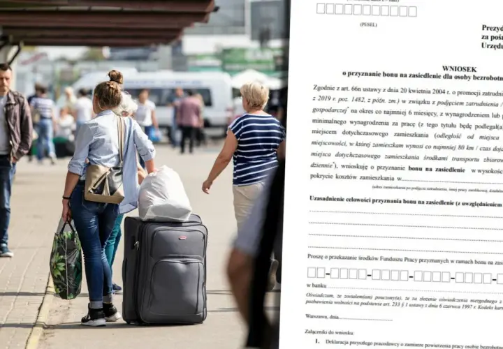 Osoby z bagażami czekają na dworcu, wnioskując o bon na zasiedlenie.