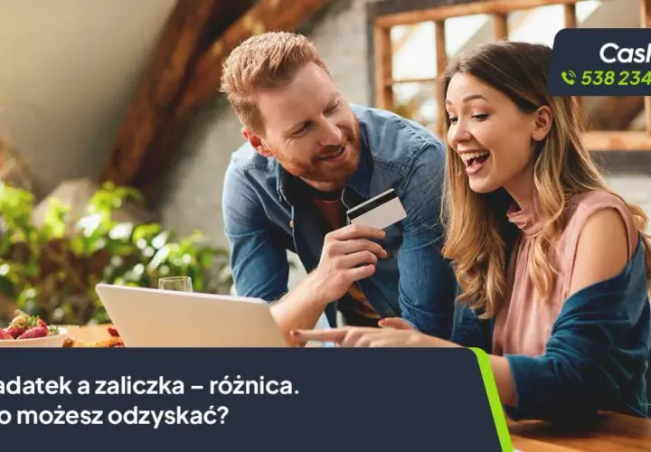 Para śmieje się, patrząc na laptopa, mężczyzna trzyma kartę kredytową.