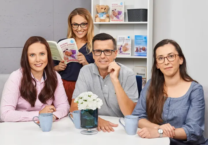 Grupa osób z książką "Niezbędnik rodzica wcześniaka".