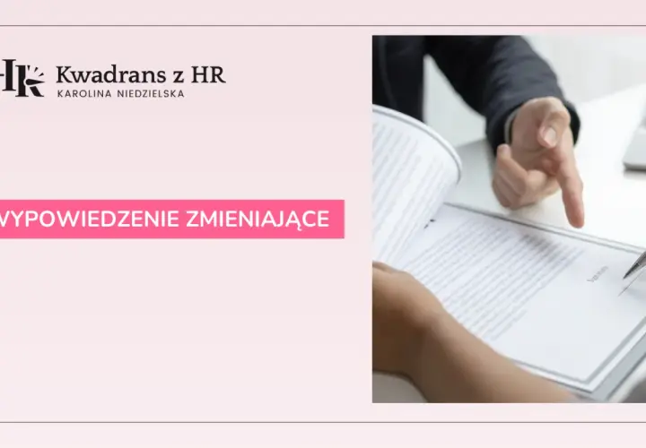 Dwie osoby przy stole przeglądają dokument, jedna wskazuje palcem na tekst.