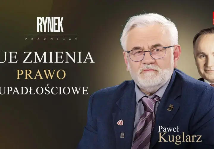 Dwóch mężczyzn w garniturach, jeden z nich Paweł Kuglarz, na tle napisu "UE ZMIENIA PRAWO UPADŁOŚCIOWE".