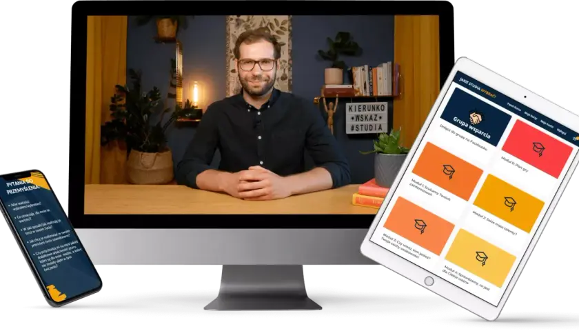 Mężczyzna siedzi przy biurku, przed nim tablet i telefon z pytaniami do przemyślenia.