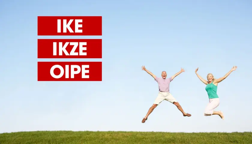 Szczęśliwi seniorzy skaczą z radości, myśląc o swoich inwestycjach, takich jak IKE, IKZE i OIPE.