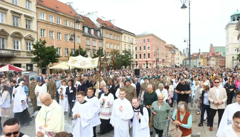 Procesja w Boże Ciało, tłumy wiernych i duchownych na ulicach miasta. Wspaniałe dni wolne czerwiec.