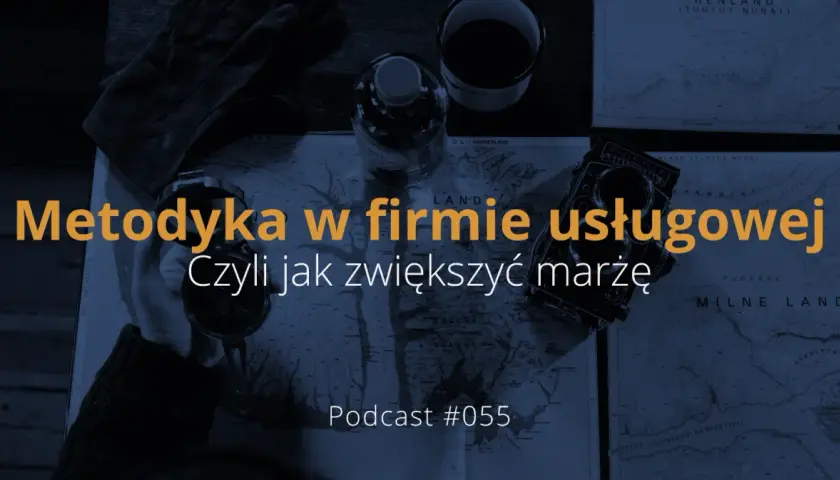 Stara mapa, kompas, aparat Rolleiflex i butelka wody.