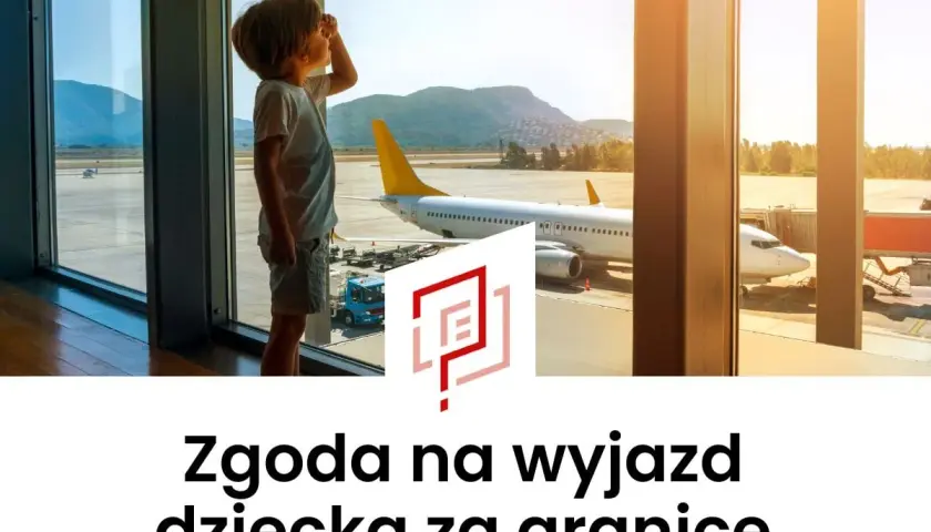 Chłopiec patrzy przez okno na lotnisku na samoloty.