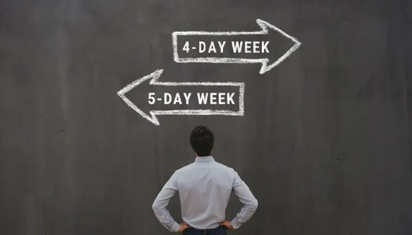 Mężczyzna stoi przed tablicą z dwoma strzałkami: "4-DAY WEEK" i "5-DAY WEEK".