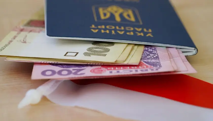Ukraiński paszport z pieniędzmi, symbolizujący nadzieję na godną emeryturę dla Ukraińców.