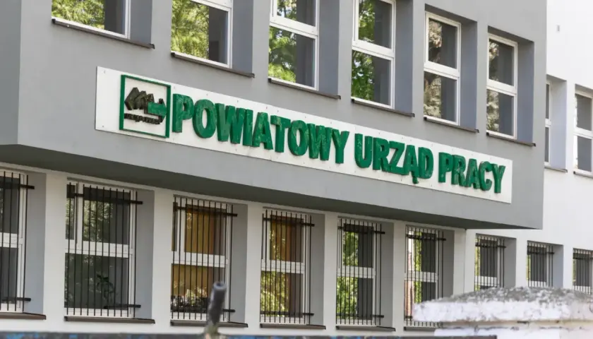 Budynek Powiatowego Urzędu Pracy z zielonym napisem.