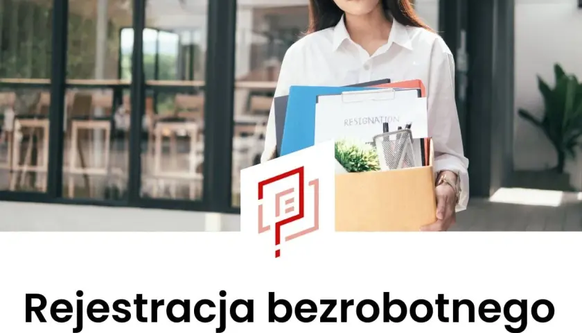 Kobieta z pudełkiem rzeczy osobistych i dokumentem "Resignation" wychodzi z biura.