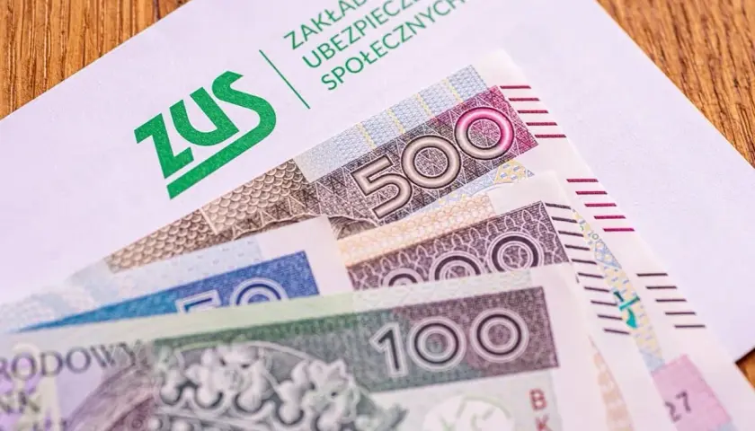Koperta ZUS z polskimi banknotami 100 i 500 zł.