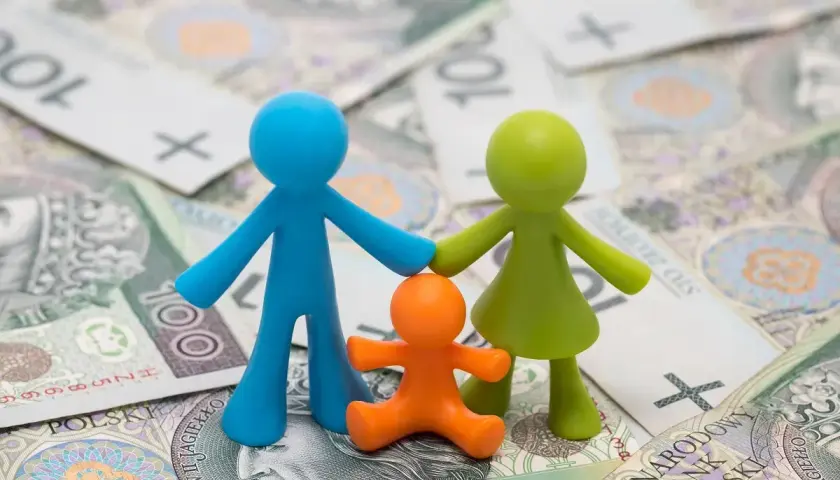 Figurki rodziny na tle polskich banknotów. Zastanawiasz się, ile wynosi rodzinne wsparcie finansowe?