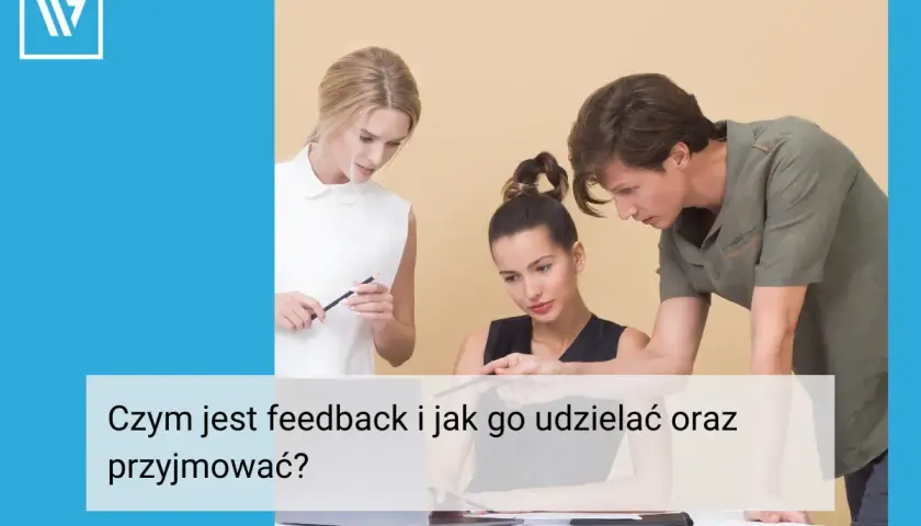 Trzy osoby dyskutują nad dokumentami. Dowiedz się, czym jest feedback i jak go udzielać oraz przyjmować.
