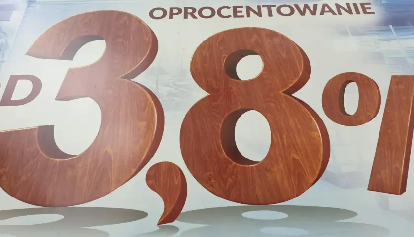 Oprocentowanie od 3,8% na lokacie. Drewniane cyfry i znak procentu.