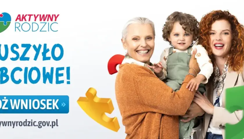 Ruszyło babciowe! Złóż wniosek na aktywyjrodzic.gov.pl. Uśmiechnięta rodzina z dzieckiem i puzzle.