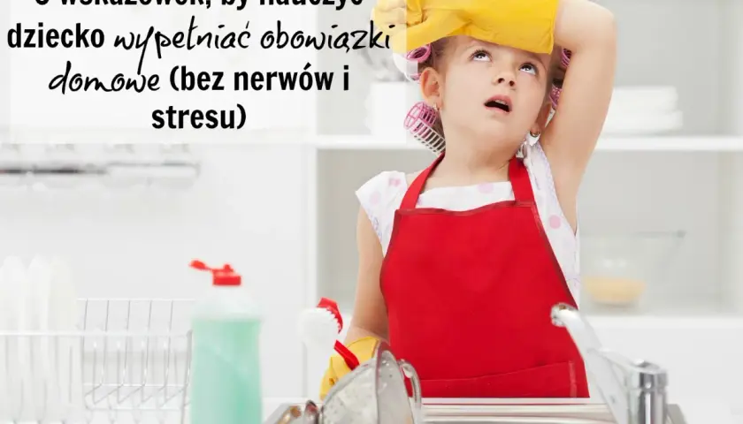 Zmęczona dziewczynka w fartuszku i rękawiczkach, z wałkami na włosach, z trudem wykonuje obowiązki domowe przy zlewie.