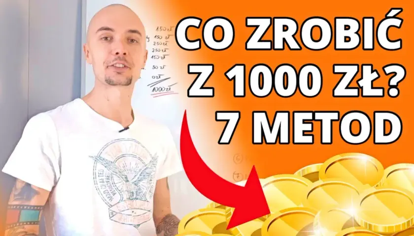 Mężczyzna w białej koszulce, tablica z napisem "CO ZROBIĆ Z 1000 ZŁ? 7 METOD" i stos złotych monet.