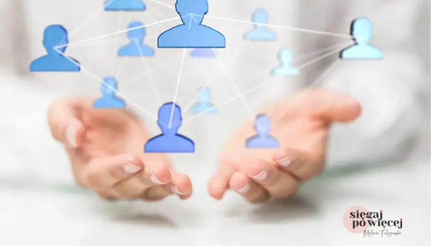 Dłonie tworzą sieć kontaktów, symbolizując networking i budowanie relacji.