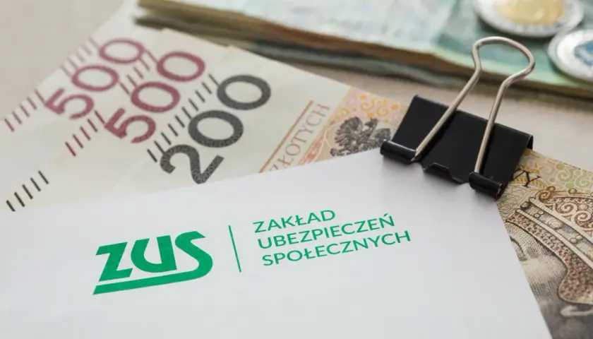 ZUS, polskie banknoty i monety, spinacz biurowy.