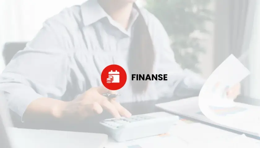 Osoba liczy na kalkulatorze, obok czerwone koło z ikoną kalendarza i monet oraz napis "FINANSE".