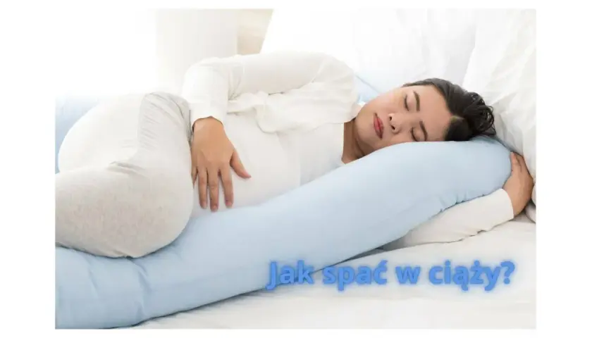 Kobieta w ciąży śpi na boku z poduszką ciążową.