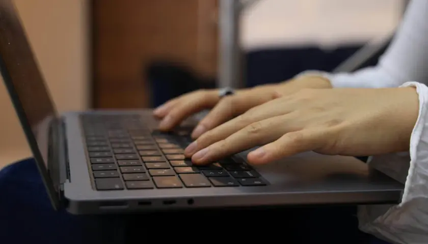 Dłonie piszą na klawiaturze laptopa. Z-15 to model, który ułatwia pracę.