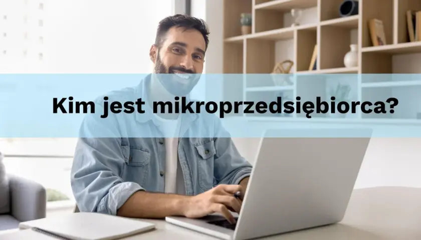 Uśmiechnięty mężczyzna pracuje przy laptopie. Kim jest mikroprzedsiębiorca?