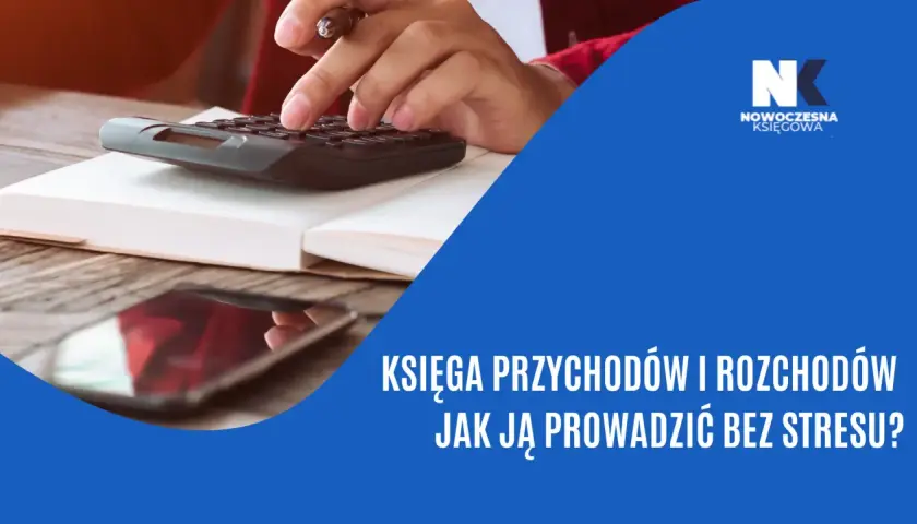 Dłoń z długopisem nad kalkulatorem i otwartą księgą.