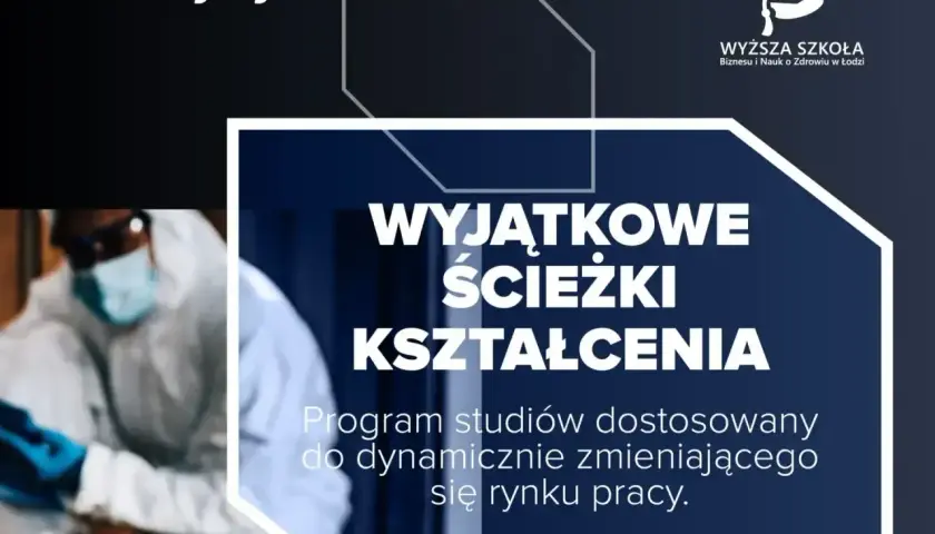 Osoba w kombinezonie ochronnym bada dowody. Dowiedz się, co można robić po studiach kryminalistycznych i wybierz wyjątkowe ścieżki kształcenia.