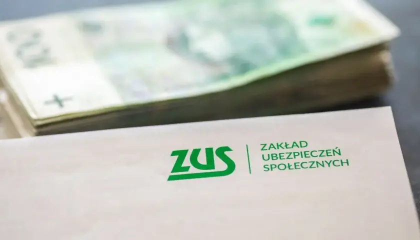 ZUS i stos banknotów. Dokumenty ZUS mogą oznaczać nadzieję na rentę po zmarłym ojcu.