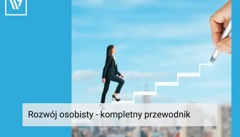 Kobieta w garniturze wspina się po schodach rozwoju osobistego, rysowanych przez rękę z długopisem.